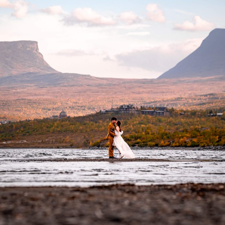 Elopement in Abisko national park with Lappland gate